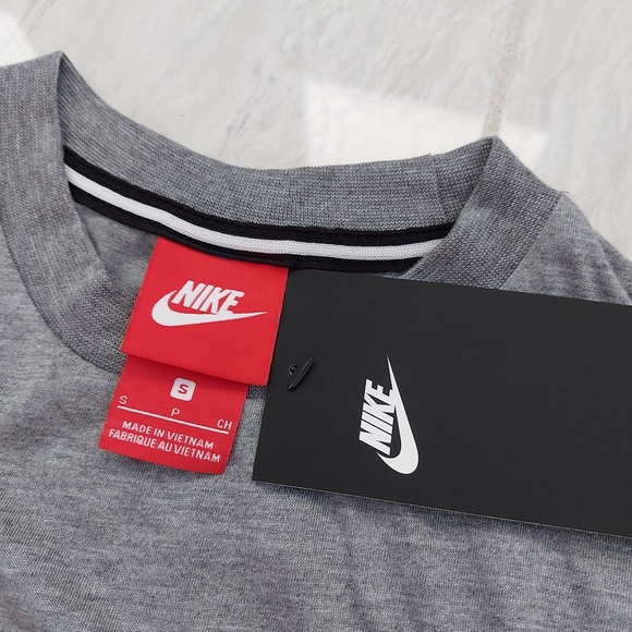 NWT Nike sportswear women's essentials tank top - Picture 2 of 3